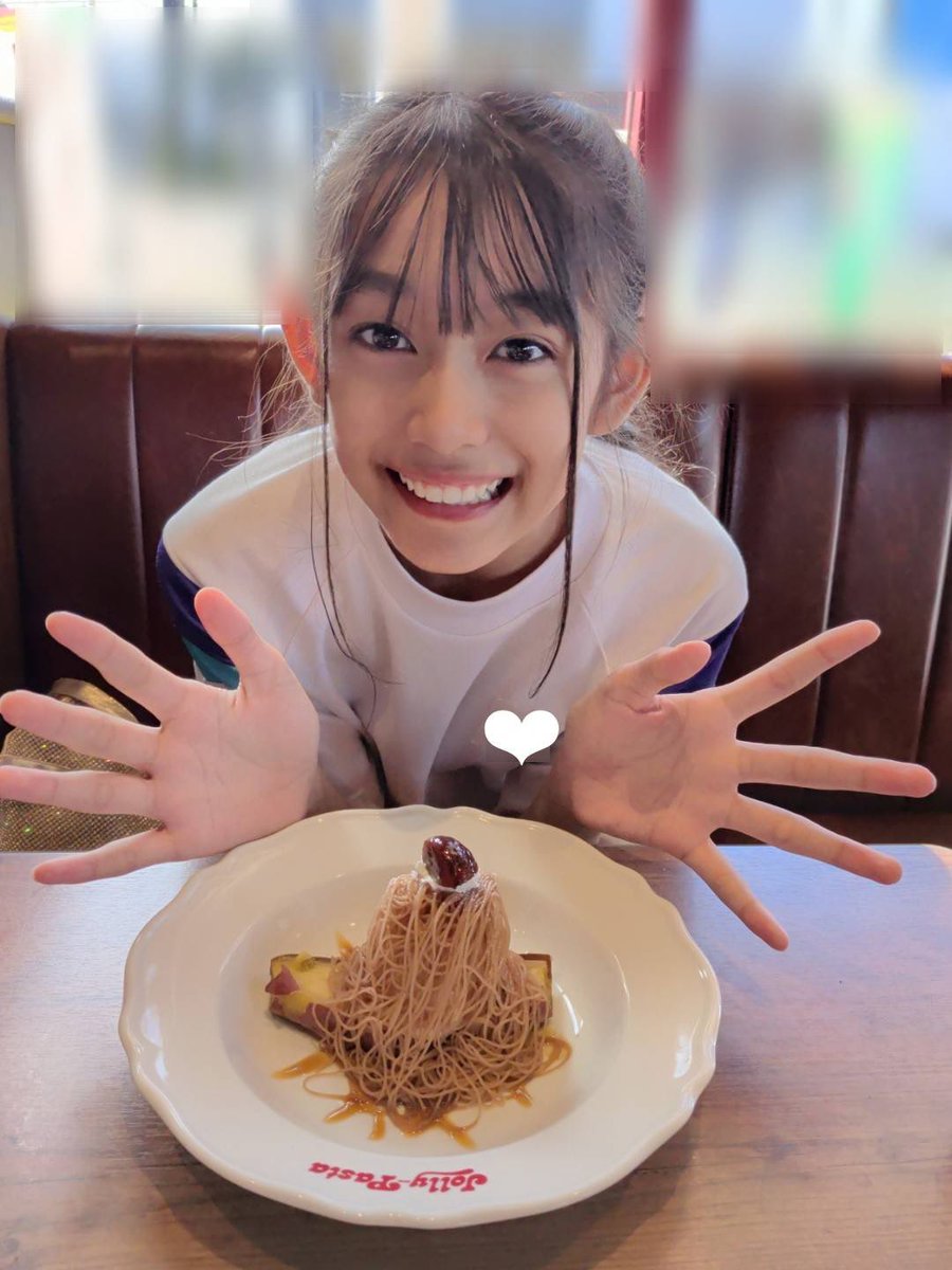 DP_AKANE's tweet photo. こんばんはでやんす︎🙌🏻🌙
朝『何食べてるの？』って沢山聞いてくれてありがとう💕

手前は『モンブラン〜ドルチェ・パタータ』🌰奥は『焼きたてパイのモンブラン』🥧

茜が食べていたのは、ままの焼きたてパイでした😋

どっちも美味しかったし、期間限定だからみんな食べてみてね✨
#ジョリーパスタ https://t.co/TF3UHHaWII