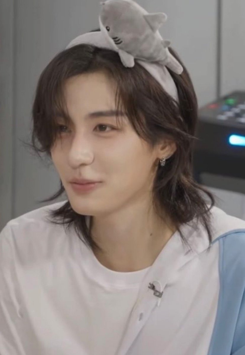 myungfourz's tweet photo. wdym somebody mistook him for a girl 😭 girlhan is real????? https://t.co/gltQSF27P6