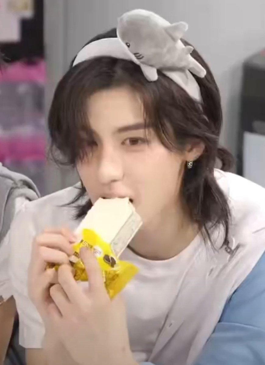 myungfourz's tweet photo. wdym somebody mistook him for a girl 😭 girlhan is real????? https://t.co/gltQSF27P6