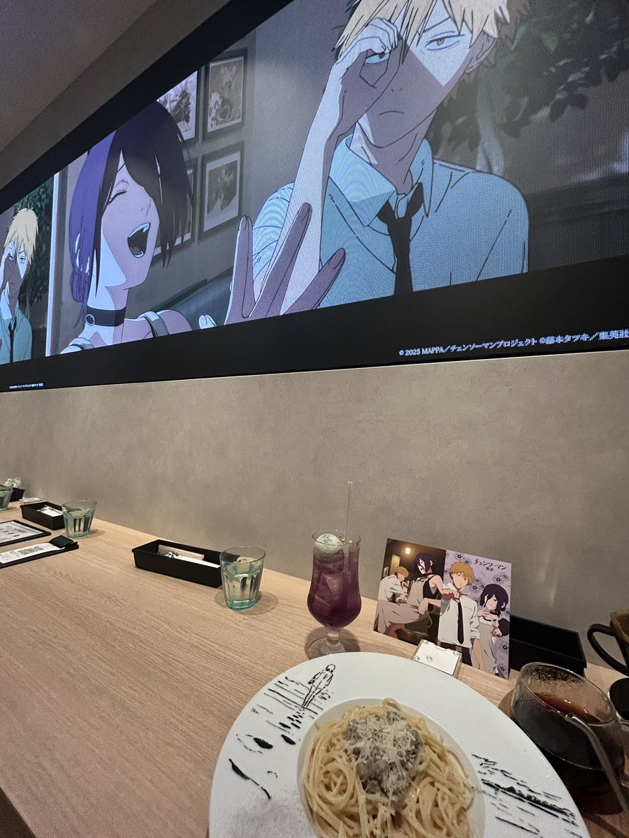 sasatooo's tweet photo. チェンソーマンカフェ行ってきた🪚💣☕️
デンレゼしかなくて本当にありがとう…グッズの飾り方凝っててサイコーでしたKAWAII！！
コースターデンジとレゼ1枚ずつきてくれてやったね✌️ https://t.co/ROt5eaIQbu