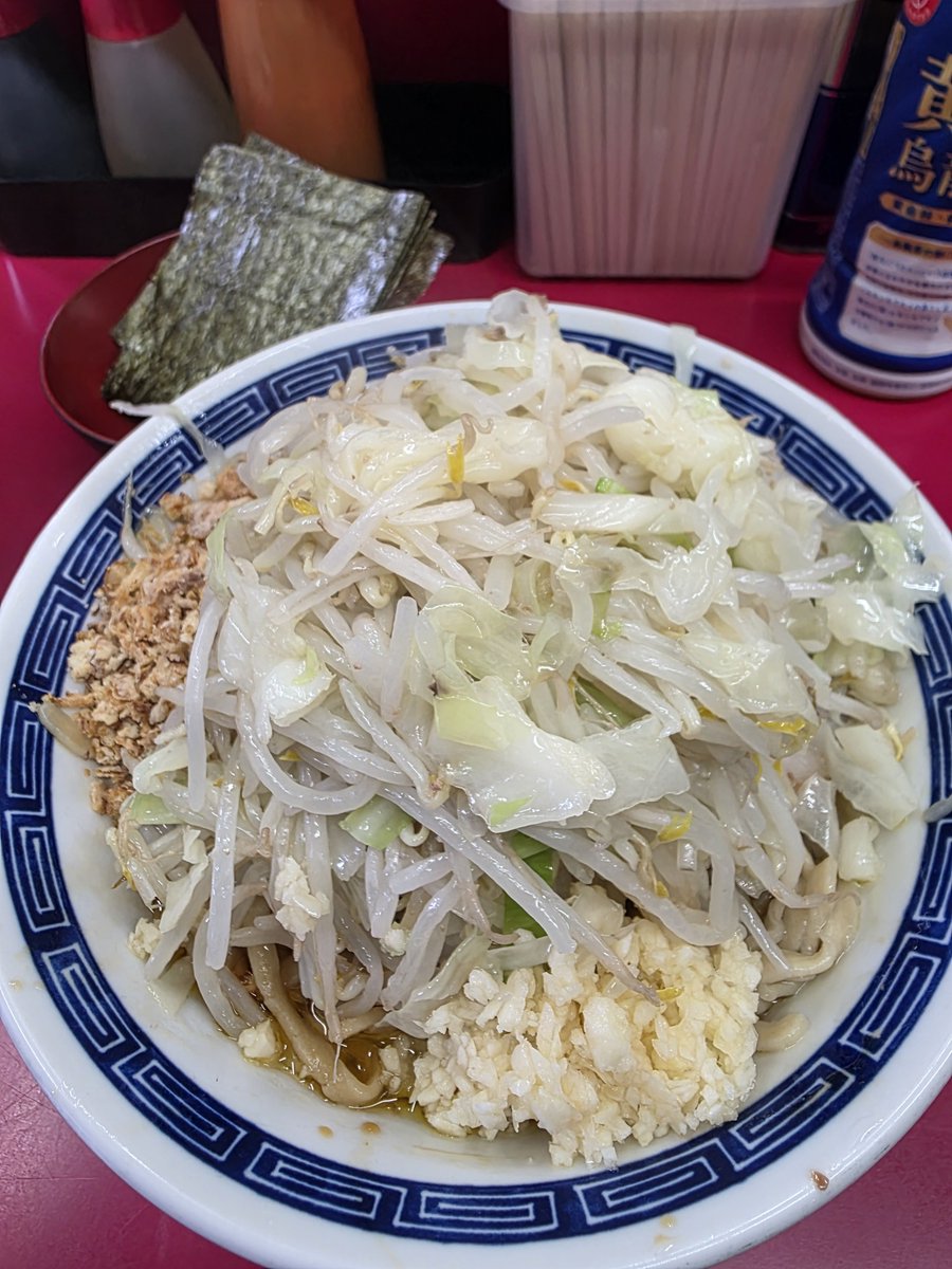 Nob3M's tweet photo. ラーメン二郎 中山駅前店

ち～たま汁なし+海苔

11:00開店で待ち8名様😁
烏龍茶買ってスタンバイ👍
鶏油をまとった麺とﾔｻｲを夢中で
頬張りましたわ😋いやぁ～中山は
旨い🎖またすぐ食べたいなぁと
思いながら帰路🚃🚃
ゴチでした🙏 https://t.co/HtZqH9ub5V