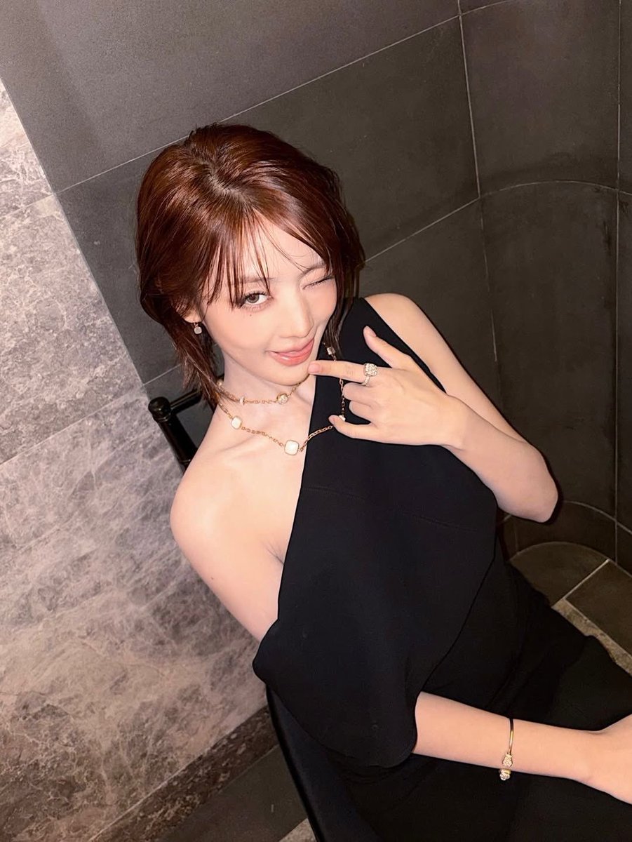 SFT97MINNIE's tweet photo. "they’re talking 
behind your back"                  how's the view? https://t.co/947CdzQqcO