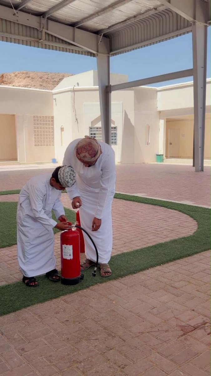 SchoolAndat's tweet photo. في إطار حرص المدرسة لتنفيذ الاجراءات الاحترازيه ، قام الأستاذ أحمد مسلم، فني المختبر، بتدريب عدد من الطلبة على الطريقة الصحيحة لاستخدام الطفاية والتعامل مع الحرائق. وقد اتسم التدريب بالحماس والتفاعل، مع إظهار المدرب والمتدربين حسن إدارة الموقف والاستجابة السليمة https://t.co/nzcEg43zPf