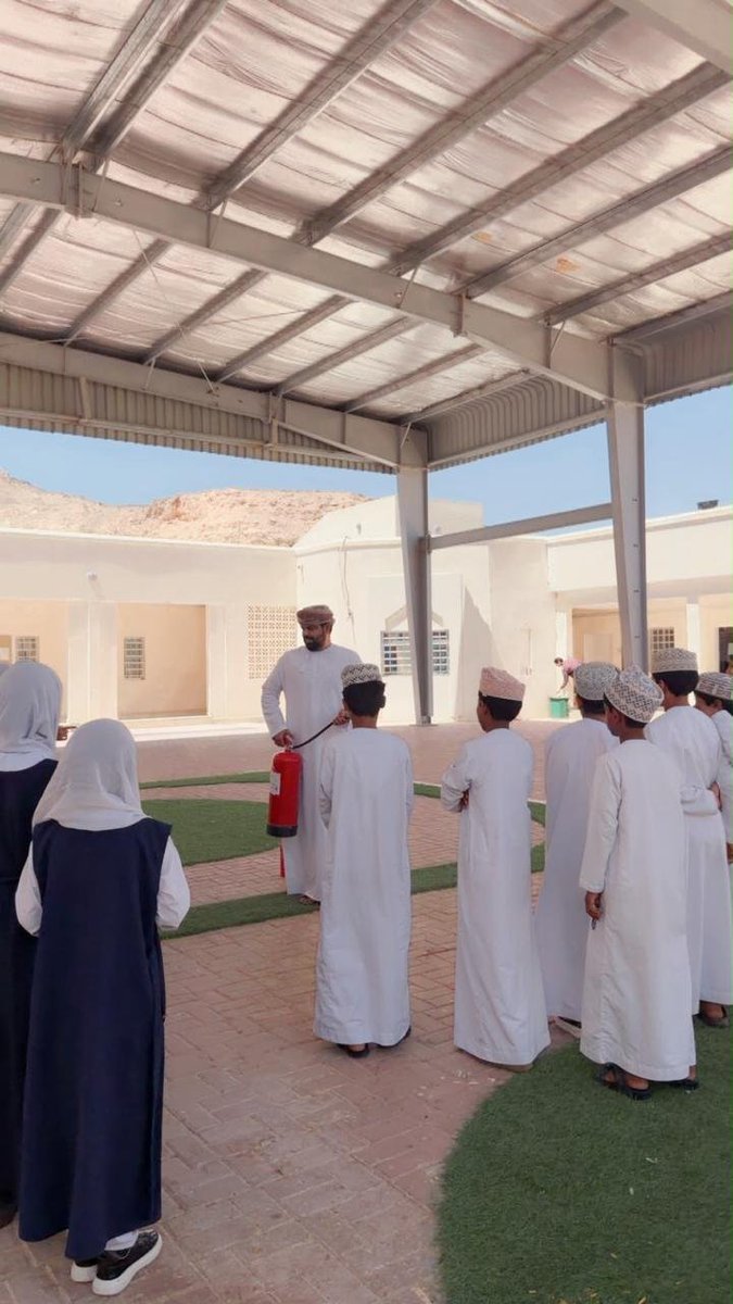 SchoolAndat's tweet photo. في إطار حرص المدرسة لتنفيذ الاجراءات الاحترازيه ، قام الأستاذ أحمد مسلم، فني المختبر، بتدريب عدد من الطلبة على الطريقة الصحيحة لاستخدام الطفاية والتعامل مع الحرائق. وقد اتسم التدريب بالحماس والتفاعل، مع إظهار المدرب والمتدربين حسن إدارة الموقف والاستجابة السليمة https://t.co/nzcEg43zPf