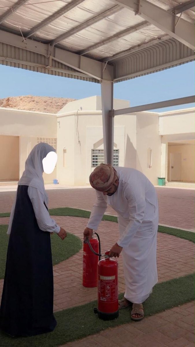 SchoolAndat's tweet photo. في إطار حرص المدرسة لتنفيذ الاجراءات الاحترازيه ، قام الأستاذ أحمد مسلم، فني المختبر، بتدريب عدد من الطلبة على الطريقة الصحيحة لاستخدام الطفاية والتعامل مع الحرائق. وقد اتسم التدريب بالحماس والتفاعل، مع إظهار المدرب والمتدربين حسن إدارة الموقف والاستجابة السليمة https://t.co/nzcEg43zPf