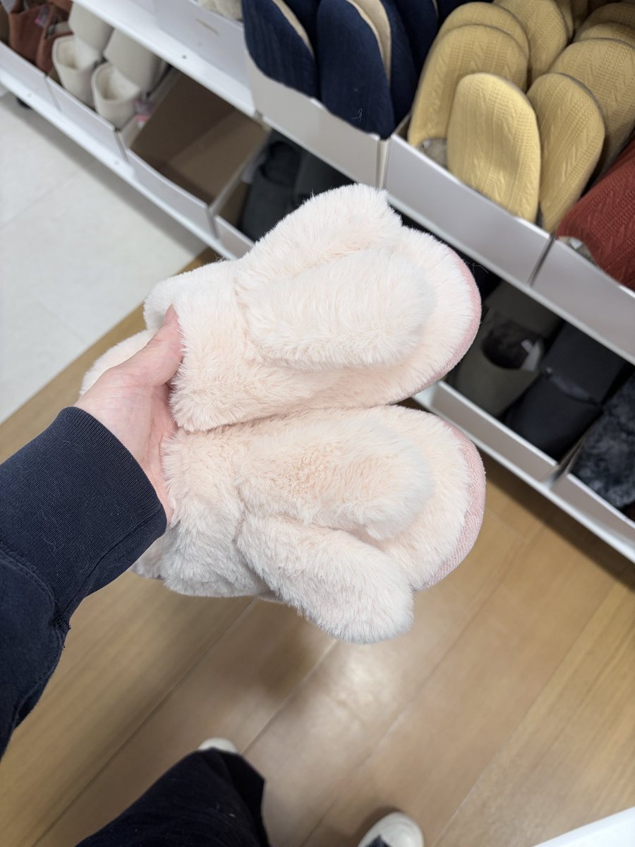 pubg_siri's tweet photo. ダイソーでかわいいスリッパゲット🩴💗 https://t.co/0o6eH2G3tG