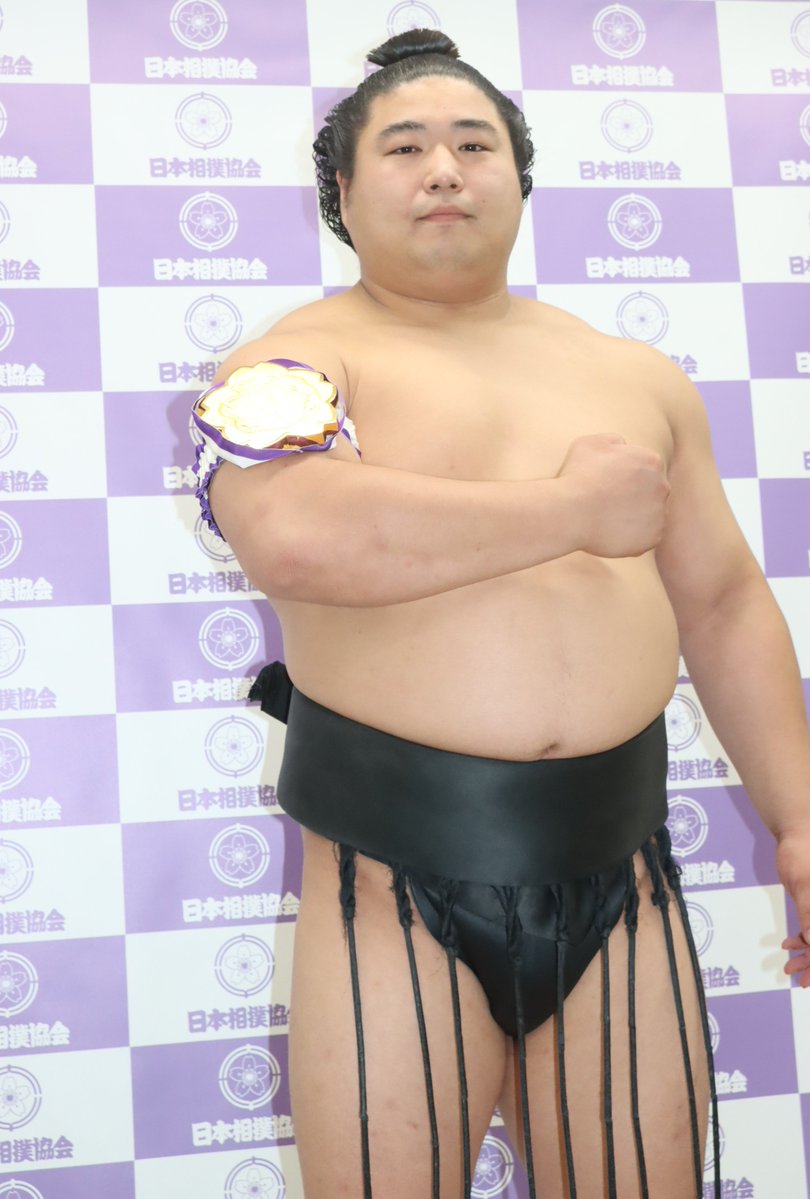 sumokyokai's tweet photo. ＜全日本力士選士権大会＞
第83回全日本力士選士権大会第一部（幕内）優勝は若元春。
選士権章を腕に巻き記念撮影

#sumo #相撲　#力士選士権 https://t.co/AnkrlcqW6l