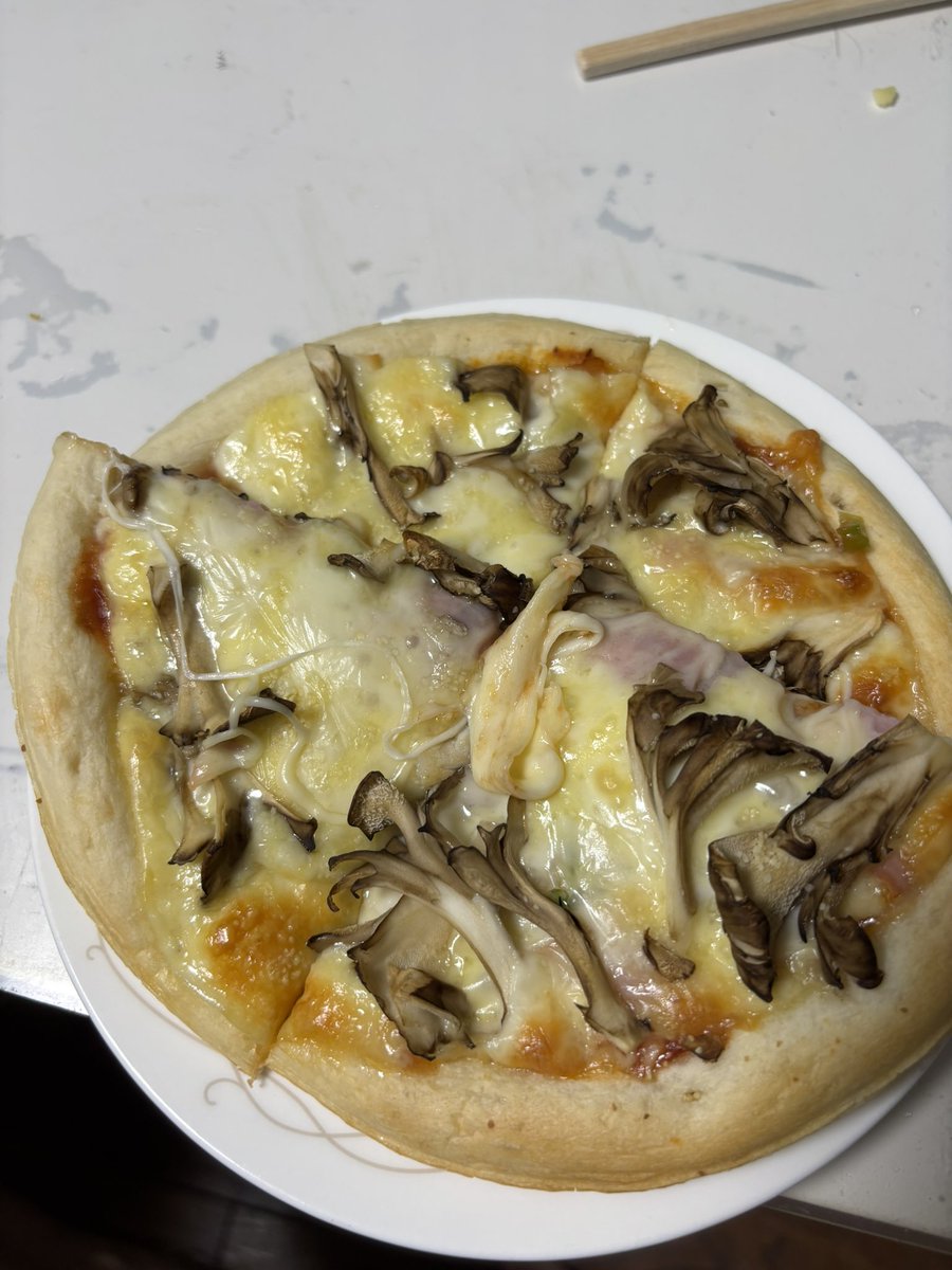 hamadarkgaia's tweet photo. 今日作った舞茸とベーコンのピザ美味すぎた
ヨッメも絶賛で大満足や https://t.co/nv7dZrBuCH