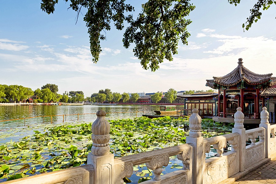 ananda_Ls's tweet photo. Nel cuore di Pechino, il lago Houhai offre una pausa dal ritmo della metropoli: padiglioni antichi, salici sull’acqua e riflessi che cambiano con la luce. Tu sceglieresti i luoghi famosi o angoli tranquilli come questo? https://t.co/vCW0AXBuW2