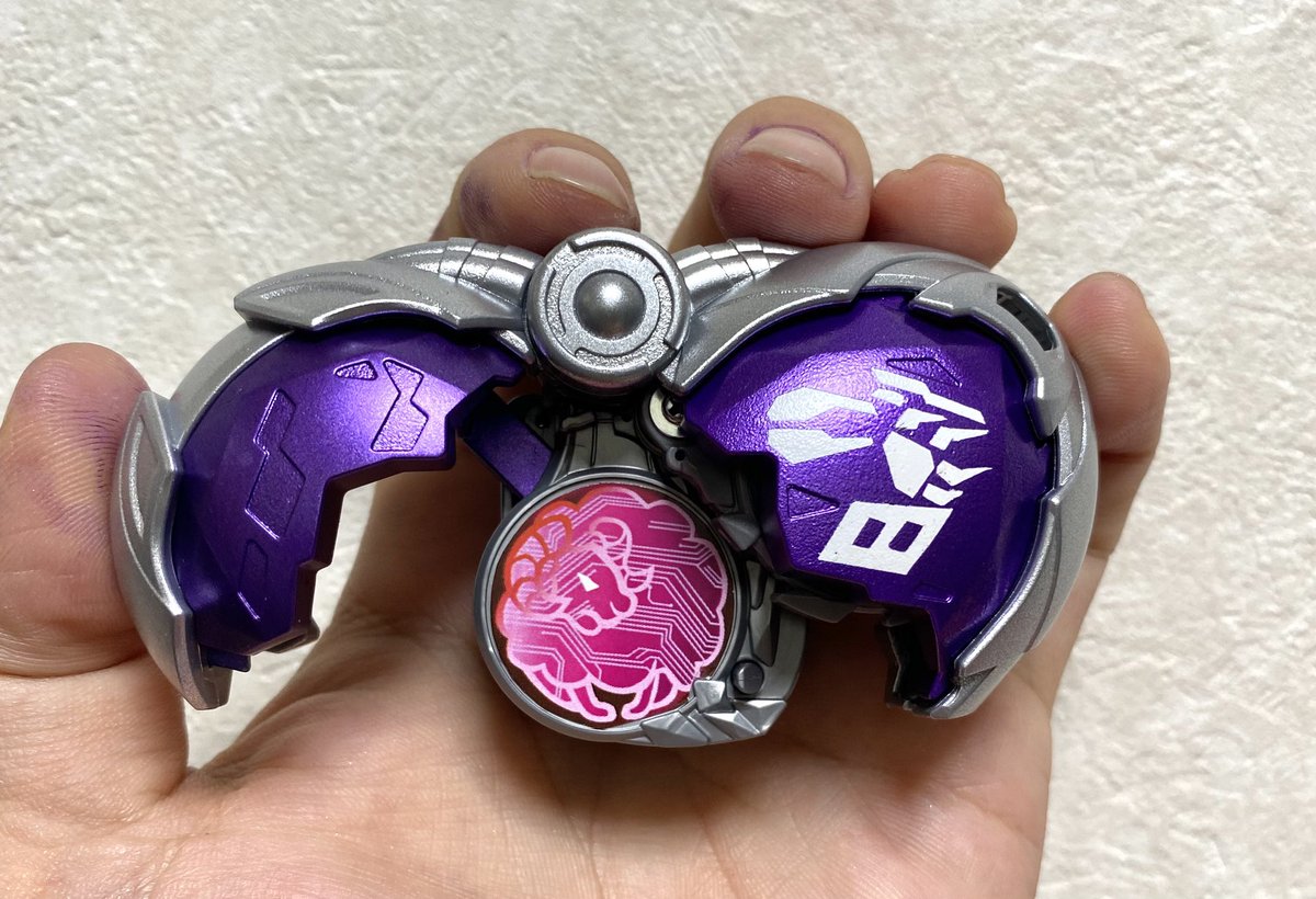 KAMEN_HAMMER's tweet photo. 【ライドエグズ8オリジン】
仮面ライダーヴォルクに変身する為のライドエグズ🐺
チームプレイを得意とし仲間との連携攻撃で敵を翻弄する、夜になると能力がアップする。

マイスが使用すると敵を眠らせたりアーマーで攻撃を緩和するムートンフレームに変身する🐏

#ファンアート
#ライドエグズ https://t.co/SyNIB4nkB4
