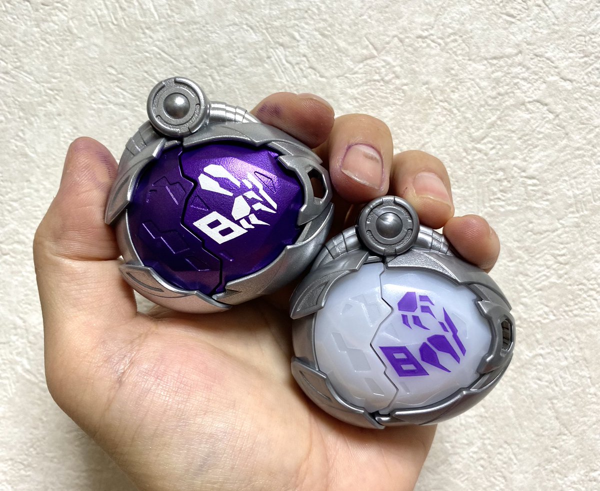 KAMEN_HAMMER's tweet photo. 【ライドエグズ8オリジン】
仮面ライダーヴォルクに変身する為のライドエグズ🐺
チームプレイを得意とし仲間との連携攻撃で敵を翻弄する、夜になると能力がアップする。

マイスが使用すると敵を眠らせたりアーマーで攻撃を緩和するムートンフレームに変身する🐏

#ファンアート
#ライドエグズ https://t.co/SyNIB4nkB4