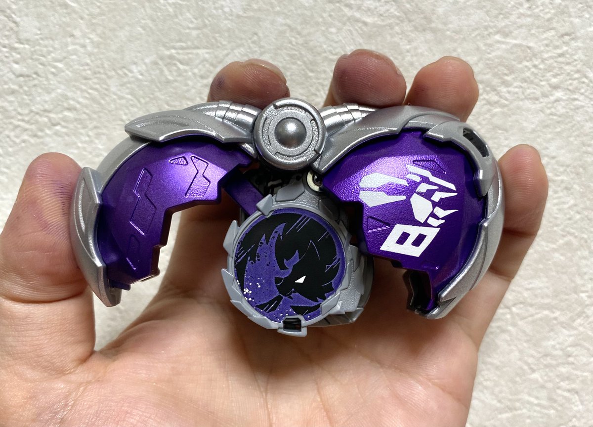 KAMEN_HAMMER's tweet photo. 【ライドエグズ8オリジン】
仮面ライダーヴォルクに変身する為のライドエグズ🐺
チームプレイを得意とし仲間との連携攻撃で敵を翻弄する、夜になると能力がアップする。

マイスが使用すると敵を眠らせたりアーマーで攻撃を緩和するムートンフレームに変身する🐏

#ファンアート
#ライドエグズ https://t.co/SyNIB4nkB4