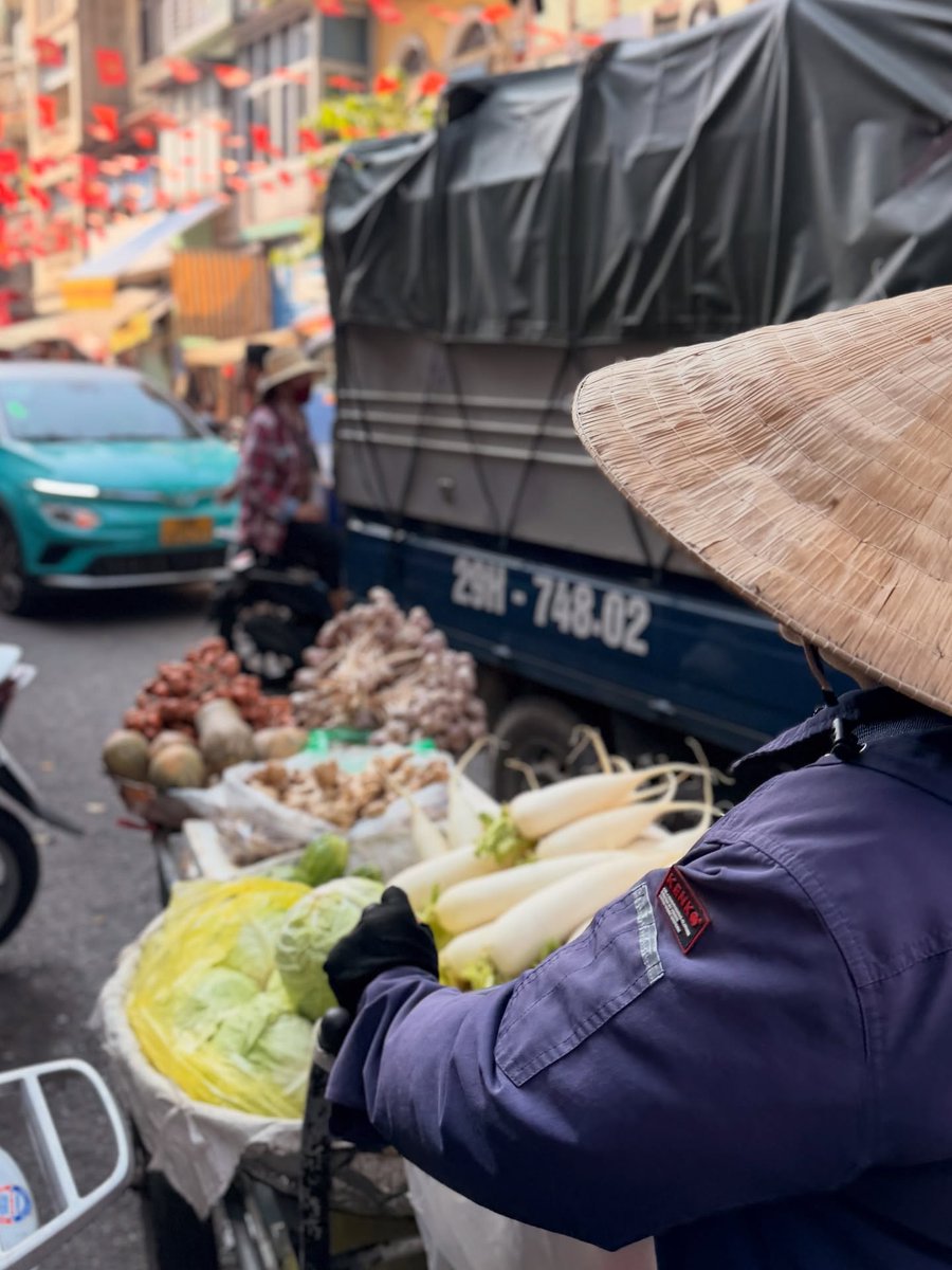 MariaSValle's tweet photo. Hanoi, Vietnam, me cautivó desde el primer instante. Fue mi primera ciudad en Asia: vibrante, con historia, tradición y modernidad. Sus templos, calles y gente cálida hacen de esta ciudad un lugar que deja huella. https://t.co/H0i69WVefh