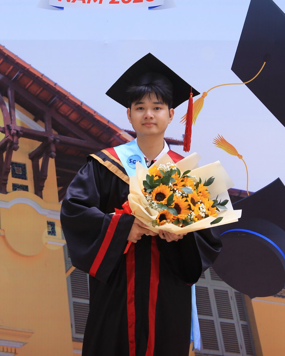 PJones85's tweet photo. Cậu ấy đã tốt nghiệp. https://t.co/Z89vPDdRlW