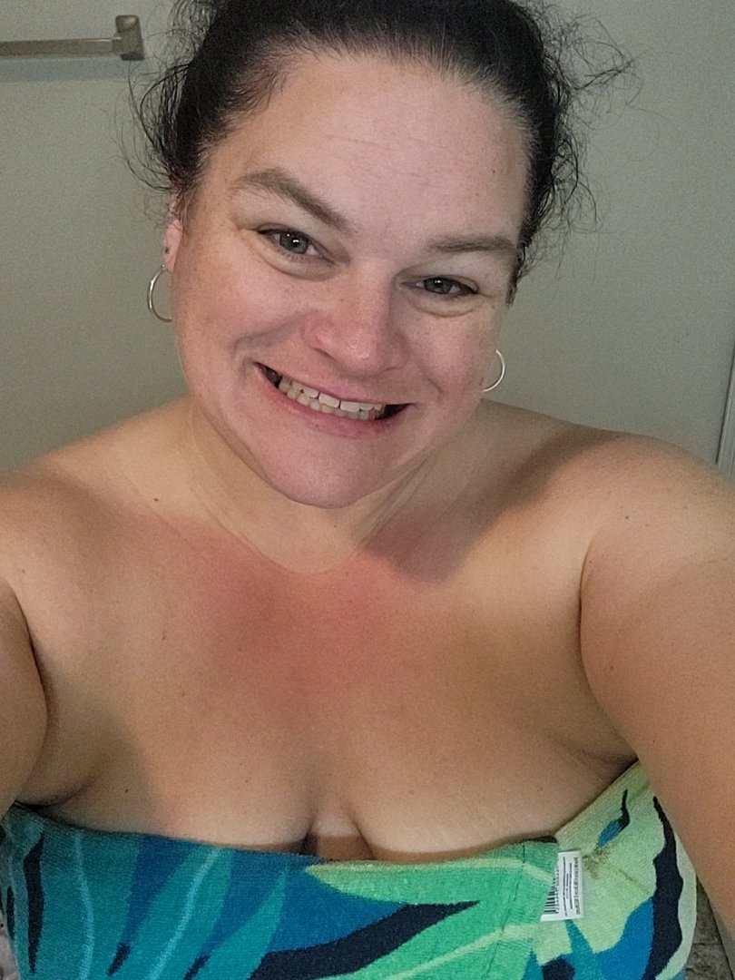 Sheilamh0805's tweet photo. Good morning everyone!!  Happy Monday!!!

#worktoday #momlife #towelpic #momof2 #shower #mondaymorning #milf #content #mommy https://t.co/O6gP1wRhLp