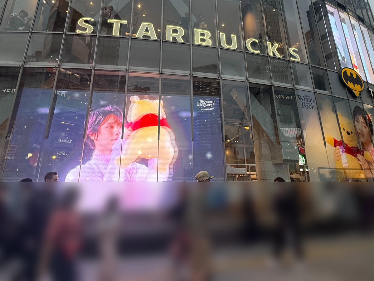 PikichiKino5's tweet photo. 夕方だからシブツタでSHIBUYA限定品は買えなかったけど中の大画面動画を鑑賞してたら通り過ぎていく外国の観光客の方が
「Ice Prince✨」（氷上の王子✨）
「Winnie the Pooh and Yuzuru Hanyu！So cute！」（プーさんとユヅルハニュー！すごくかわいい）
スクランブル交差点の大広告前ではJKグループが通り過ぎながら
「ゆづる可愛い〜」
「ゆづるスタイルよすぎー」

羽生くんてホント知名度高いし容姿の良さも知れ渡ってる

#シャワハー
#羽生結弦
#シブツタ