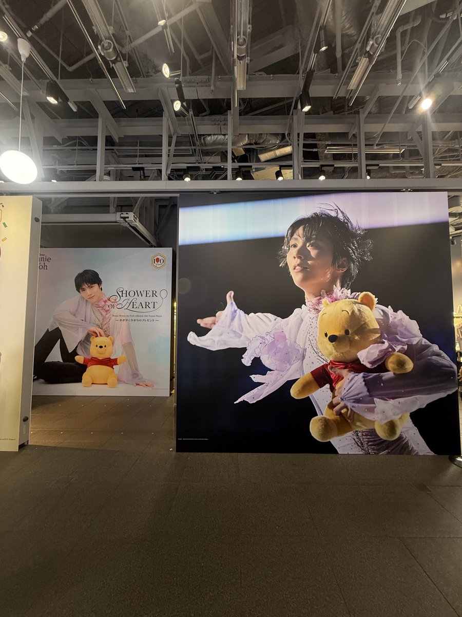 PikichiKino5's tweet photo. 夕方だからシブツタでSHIBUYA限定品は買えなかったけど中の大画面動画を鑑賞してたら通り過ぎていく外国の観光客の方が
「Ice Prince✨」（氷上の王子✨）
「Winnie the Pooh and Yuzuru Hanyu！So cute！」（プーさんとユヅルハニュー！すごくかわいい）
スクランブル交差点の大広告前ではJKグループが通り過ぎながら
「ゆづる可愛い〜」
「ゆづるスタイルよすぎー」

羽生くんてホント知名度高いし容姿の良さも知れ渡ってる

#シャワハー
#羽生結弦
#シブツタ
