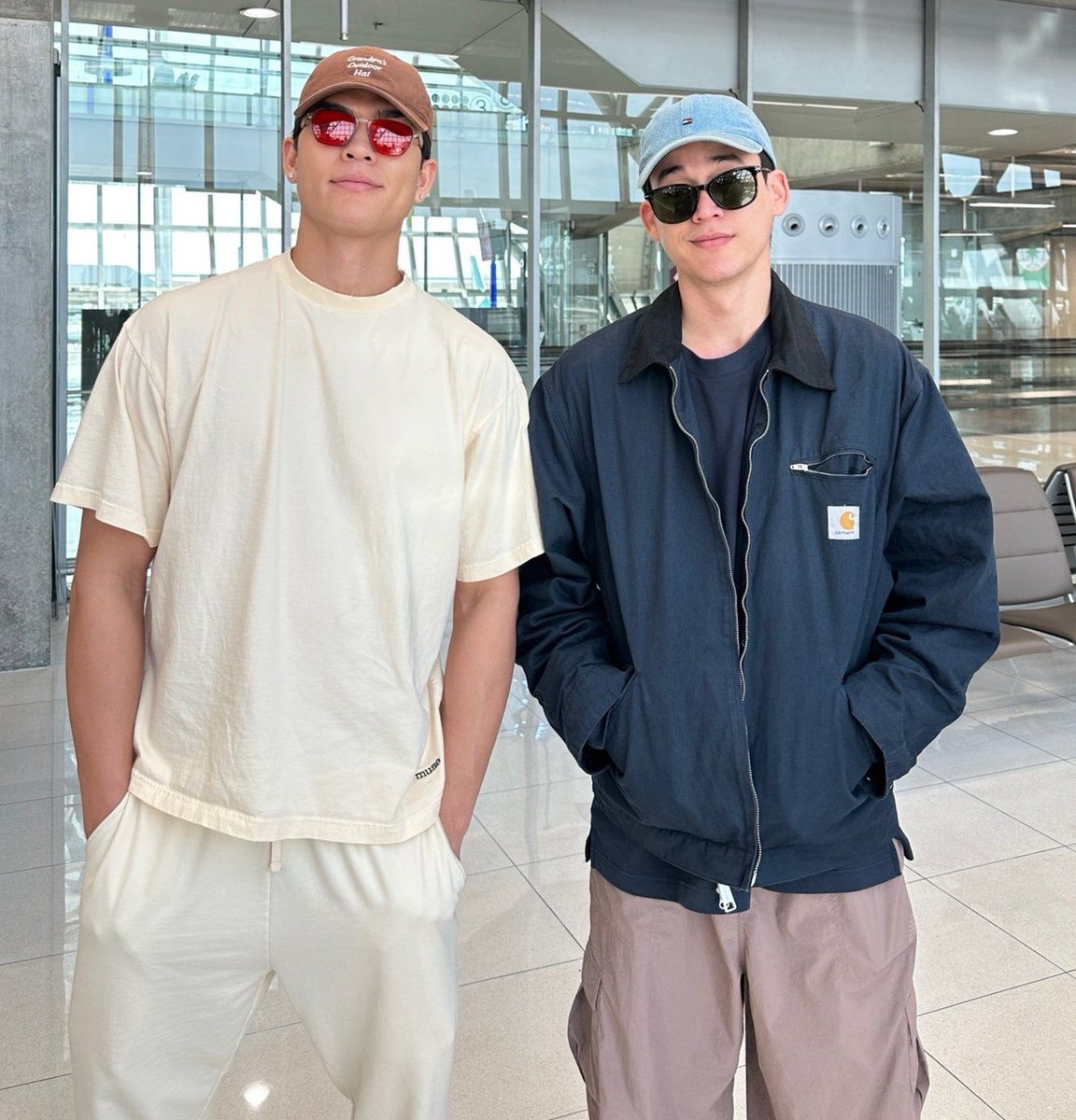 PeoniApril's tweet photo. BKK ➙ DC

Like mom                                            Like son https://t.co/vlRcGbYPrn