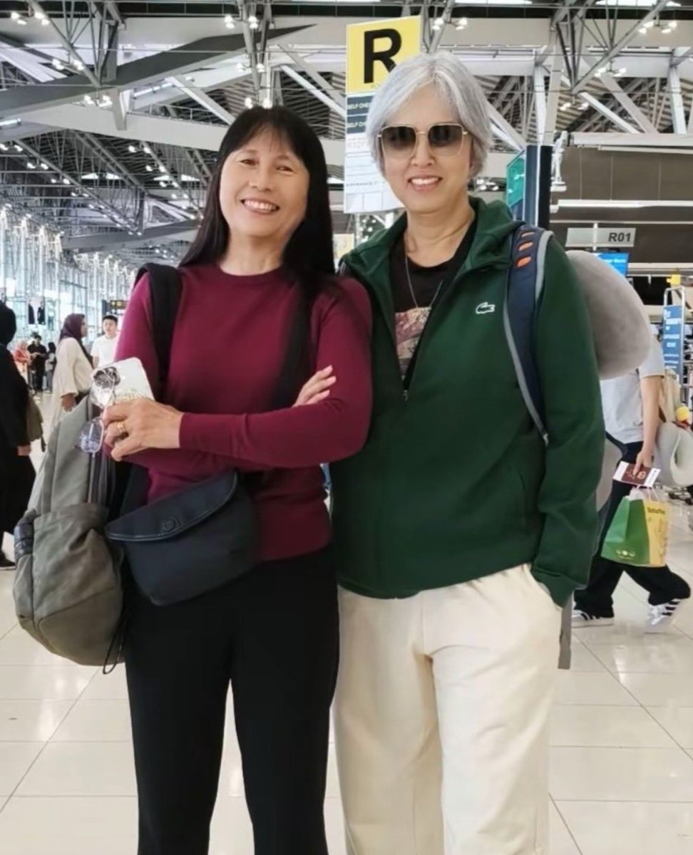 PeoniApril's tweet photo. BKK ➙ DC

Like mom                                            Like son https://t.co/vlRcGbYPrn