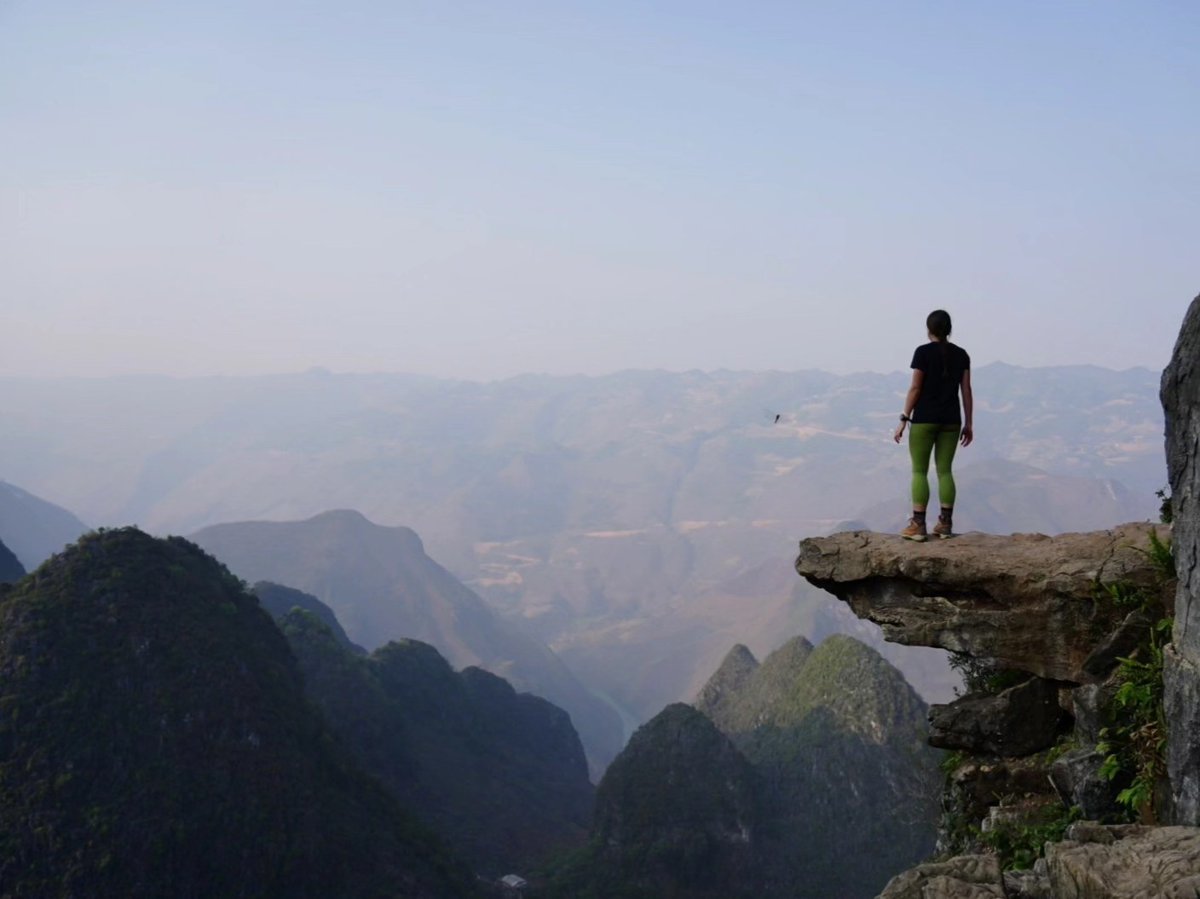 julliazinha's tweet photo. Skywalk, Ha Giang, Vietnam. https://t.co/4htewuwy43
