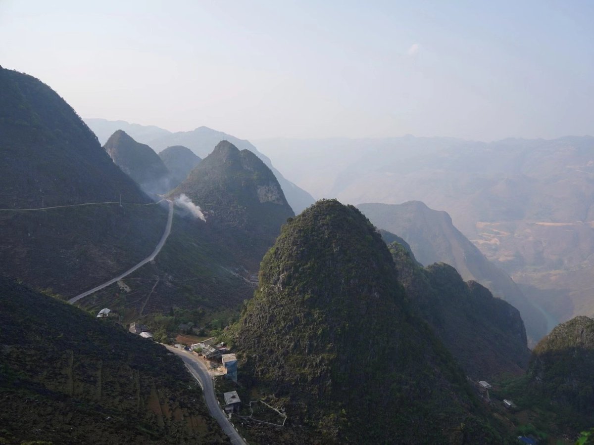 julliazinha's tweet photo. Skywalk, Ha Giang, Vietnam. https://t.co/4htewuwy43