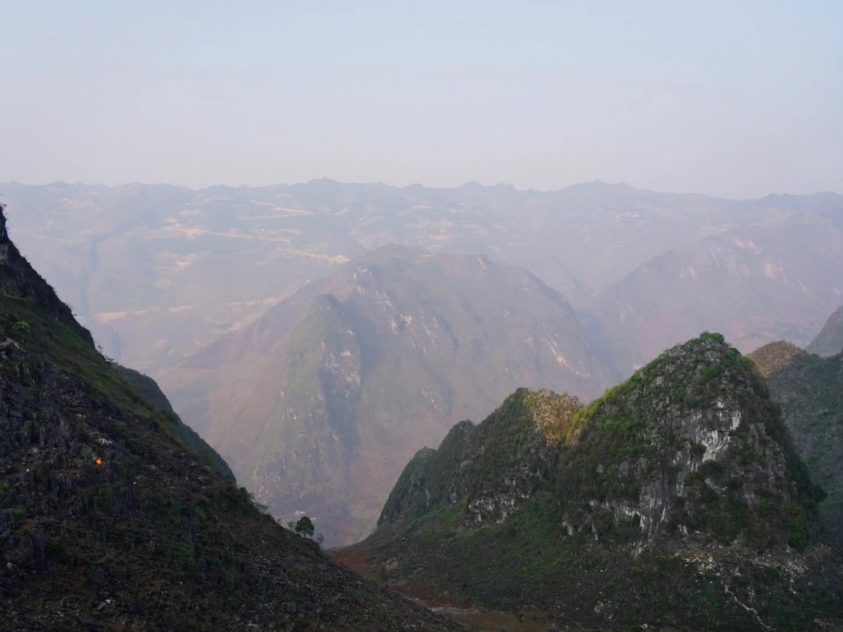 julliazinha's tweet photo. Skywalk, Ha Giang, Vietnam. https://t.co/4htewuwy43