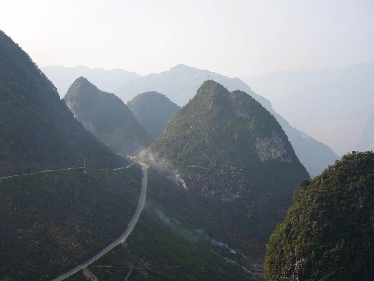 julliazinha's tweet photo. Skywalk, Ha Giang, Vietnam. https://t.co/4htewuwy43