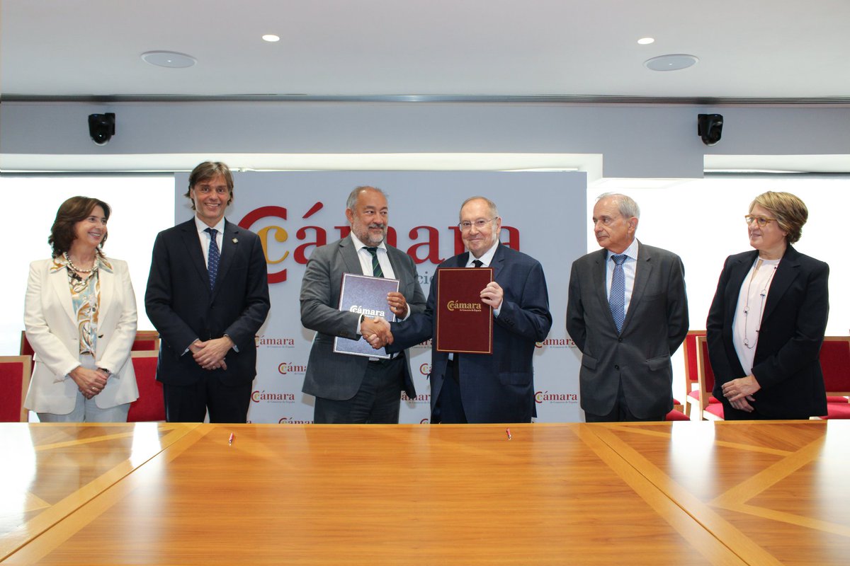 camarascomercio's tweet photo. Impulsamos junto a @CrueUniversidad una alianza para reforzar la transferencia de conocimiento entre universidades y empresas.

Trabajaremos para acercar la investigación al tejido productivo y trasladar los retos de innovación empresarial al ámbito académico. https://t.co/xLTPSJSLax