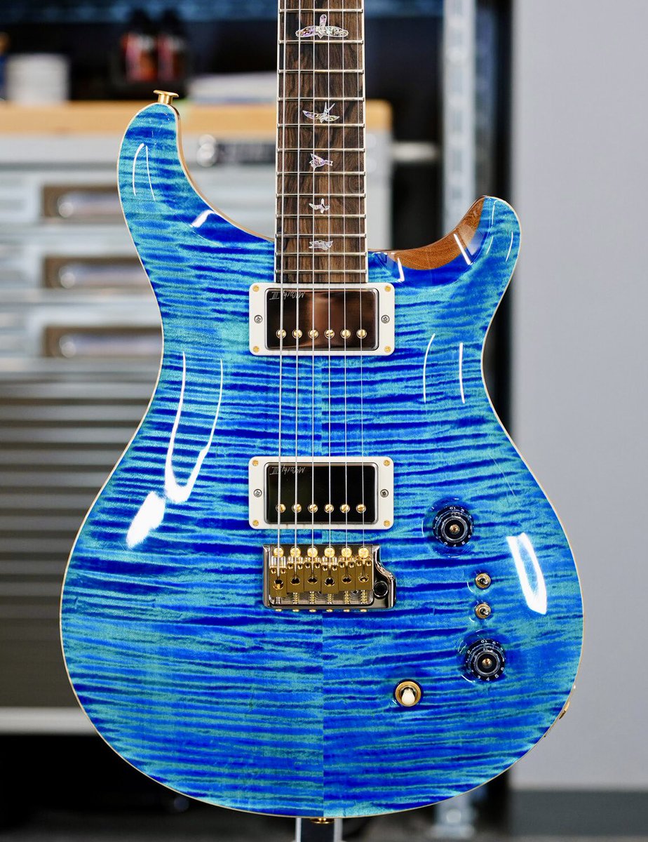 PRSGuitarsJapan's tweet photo. 【Wood Library McCarty Trem】
Neck: Curly Maple
Fingerboard: Ziricote
Body Top: 10 Top Grade Curly Maple
Body Back: Mahogany
Bridge: Gen III Tremolo
Number of Frets: 22
Arctic Blue💙 or Charcoal🩶?
What’s your pick?
It’s #McCartyMonday ✨
#PRS #PRSJapan #McCarty #Guitar https://t.co/IWQpqfNd9T