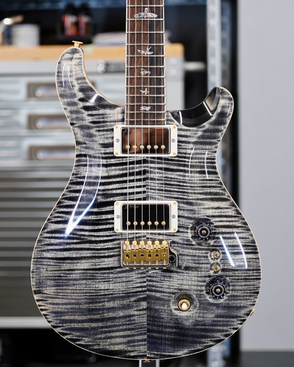 PRSGuitarsJapan's tweet photo. 【Wood Library McCarty Trem】
Neck: Curly Maple
Fingerboard: Ziricote
Body Top: 10 Top Grade Curly Maple
Body Back: Mahogany
Bridge: Gen III Tremolo
Number of Frets: 22
Arctic Blue💙 or Charcoal🩶?
What’s your pick?
It’s #McCartyMonday ✨
#PRS #PRSJapan #McCarty #Guitar https://t.co/IWQpqfNd9T