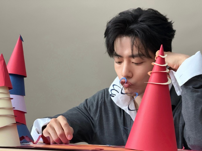 xiaozhan29's tweet photo. ❄️❤️🌺🌺🌺❤️  Happy Birthday Xiao Zhan! - by Xiao Zhan!❤️🌺🌺🌺❤️❄️ #XiaoZhan #肖战 https://t.co/ahVexrcCuY