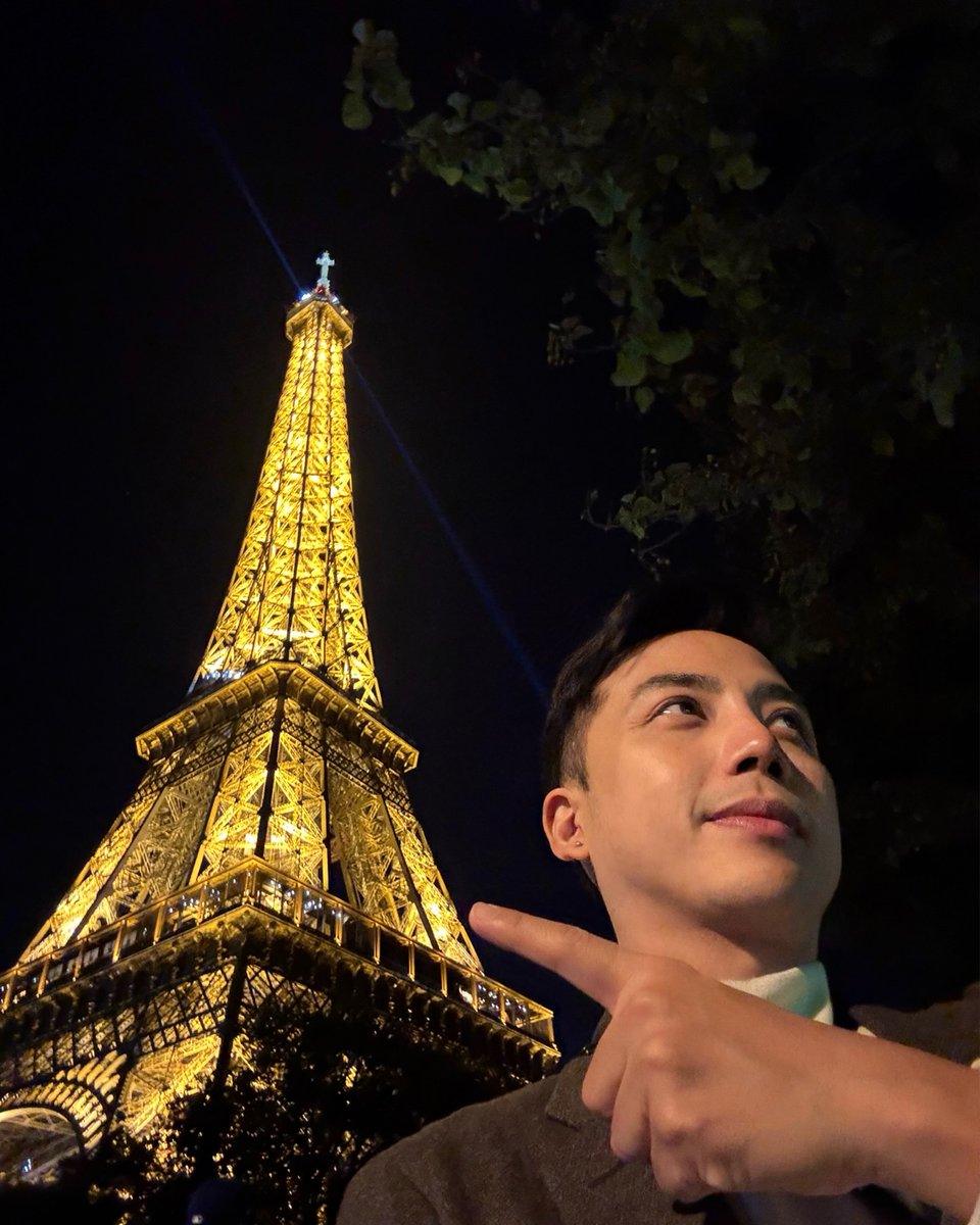 demitasticx's tweet photo. Celebrating my mother’s birthday at the iconic Eiffel Tower was truly unforgettable. Grateful for the opportunity to share such a beautiful moment with my family. https://t.co/4k4T9wsfBQ