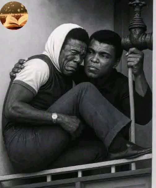 akiluno_a's tweet photo. في يناير عام 1981، في لوس أنجلوس، كان محمد علي في منزله يشاهد التلفاز عندما انقطع البث لخبر عاجل:

شاب يقف على حافة مبنى من تسعة طوابق، يستعد للقفز. الشرطة في المكان، المفاوضون يحاولون، والجمهور يتجمع في الأسفل.

ثم توقفت سيارة "رولز رويس" أمام المبنى.

خرج منها محمد علي —

بطل العالم في الملاكمة ثلاث مرات،

لكن خصمه هذه المرة لم يكن في الحلبة، بل كان اليأس نفسه.

اقترب محمد علي من الشاب، بينما بقي الجميع على مسافة.لا كاميرات، لا أضواء، لا شهرة —

فقط إنسان يرفض أن يدي�� ظهره لألم إنسان آخر.

تحدث معه عشرين دقيقة.

ليس كبطل أسطوري، ولا كمشهور،

بل كإنسان يعرف ما معنى أن تضيق بك الدنيا.

قال له بهدوء:

"أنت أخي... أعرف هذا الشعور، لكن حياتك غالية، وأنا هنا لأساعدك."

كان اسم الشاب "جو"،

وفي صوت محمد علي وجد جو شيئًا افتقده طويلًا:

الاهتمام الصادق، والإيمان بأنه يستحق الحياة.

تراجع جو... خطوة إلى الوراء. بعيدًا عن الحافة.

لكن علي لم يكتفِ بذلك —

لم يبحث عن عدسات ولا تصفيق.

بقي معه، أوصله بسيارته إلى المستشفى،

بصمتٍ نبيلٍ لا يسعى إلا لإنقاذ روح.

نحن نتذكر محمد علي بسرعته، وشِعره، وشجاعته، وانتصاراته،

لكن ربما هذه اللحظة — تلك التي أنقذ فيها إنسانًا —

كانت أعظم نزالٍ خاضه في حياته.

قال يومًا:

🕊️ "خدمة الآخرين هي الإيجار الذي تدفعه مقابل غرفتك في هذه الأرض."

وفي تلك الليلة من يناير 1981،

دفع محمد علي إيجاره كاملًا —

ليس بقبضتيه، بل بقلبه. 

(منقول)