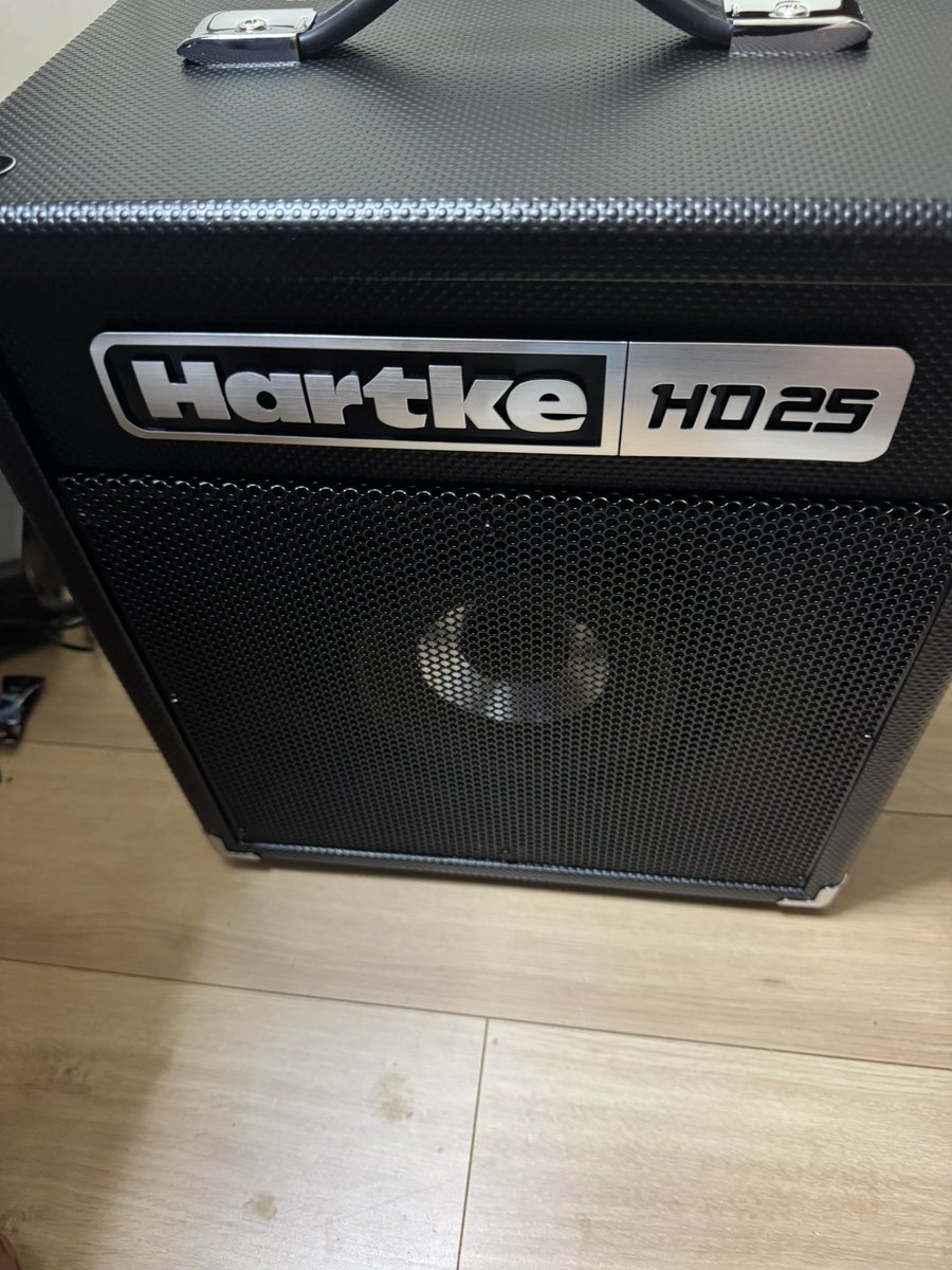 tsukasa8312's tweet photo. ベースのアンプ用に買ったHartke HD25は自宅で練習するには充分過ぎる。部屋全体が少し振動してる感じがある。 https://t.co/0jJ2yGQT7g
