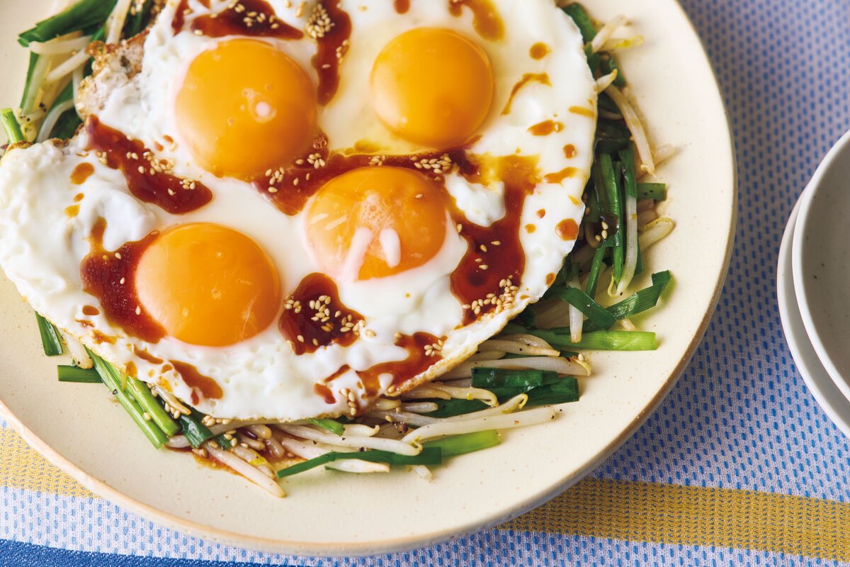 ORANGEPAGE_mag's tweet photo. ＼卵4個のBIG目玉焼きをドン🍳／
肉なしでも大満足の節約おかずです💡
https://t.co/t61FfFlONg

いつものにらもやし炒めに、とろ～り半熟の黄身と特製オイスターごまだれを絡めればごちそう感UP✨
「野菜だけじゃ物足りない…」そんな日にも大活躍の一皿です♪ https://t.co/NqRypjDXAS