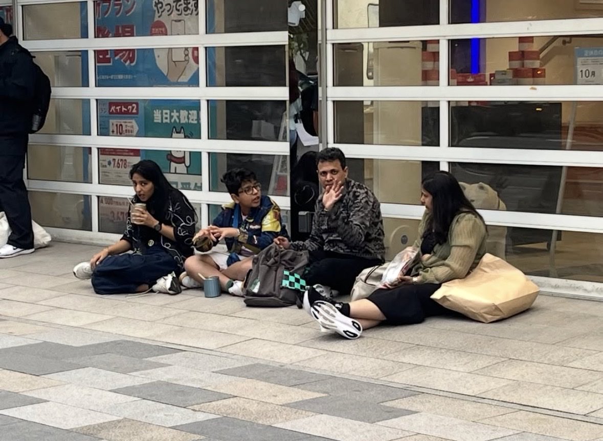 shota201907's tweet photo. これありえなくない？？

東京の銀座にて
お店の前で弁当を食う外国人
三越で店のコンセントを勝手に使う外国人
がいたらしい。

流石にモラル違反だし、
盗電は法律違反じゃないの？

最近こういうの多すぎない？

みんなに知れ渡りますように。 https://t.co/G53XRKuzvf