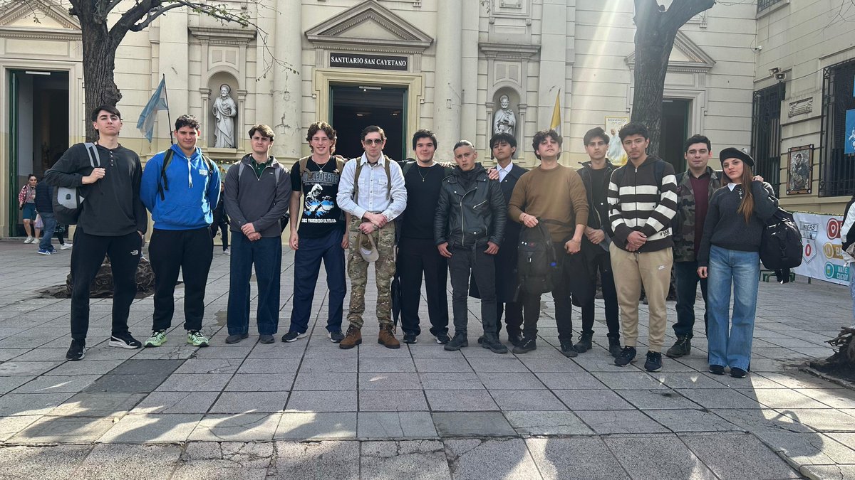 derArgentiam's tweet photo. Buen ambiente de camaradería! ✋🏻⚡

Oid Argentinos, el vídeo no se ve nada pero se escucha la marcha en la oscuridad.

En el segundo llevando a un camarada mal de la rodilla. https://t.co/UWqYFWVyCp