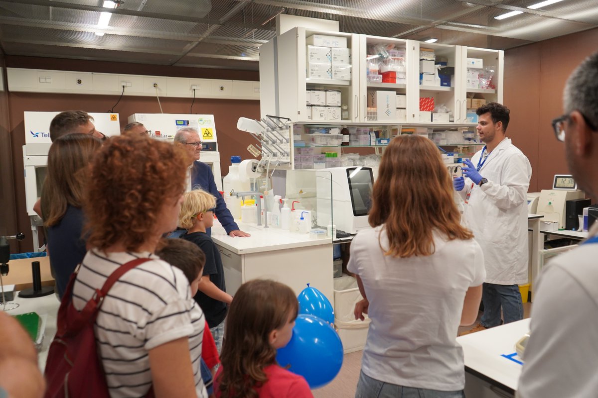 VHIR_'s tweet photo. El dissabte, més de 150 familiars de professionals van visitar les instal·lacions del #VHIR en el primer Family Open Day.
🔬 S’han organitzat visites guiades i tallers per als infants.
#FEDERCat #FECYT #DivulgaCiènciaVH
Descobreix tot el que vam fer 👇
https://t.co/4eQifxWIu7 https://t.co/zijYmhT53s