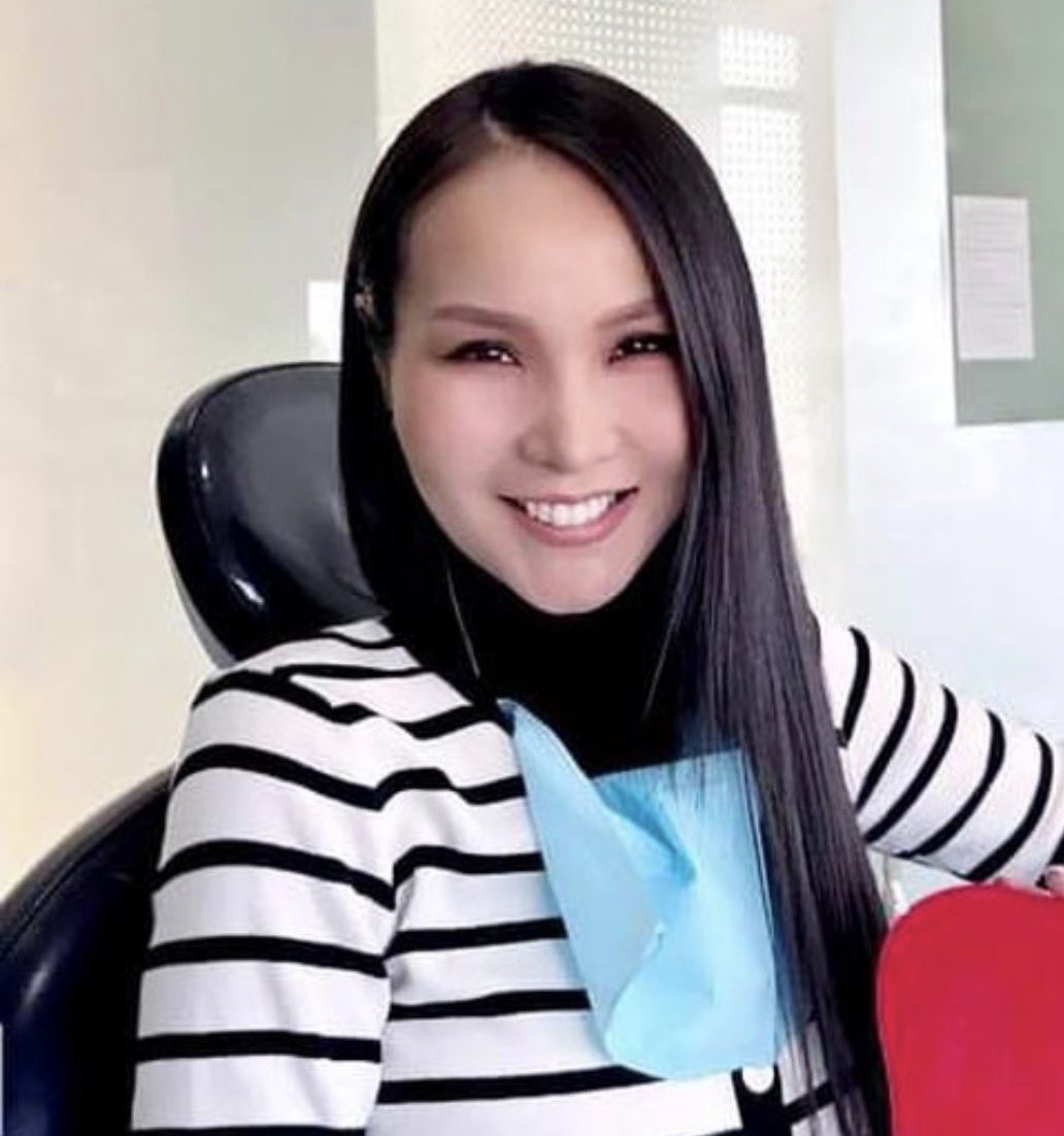 mandahzull's tweet photo. Хов жив хар ѳнгѳтэй байдаг болохоор сүү шиг цагааныг сааралтуулан булингартуулдаг гэж орк Хишигдалай хэлжээ. Далай Далайтайгаа нийлээд юу хийснийг би мэднэ😂. Та нарт хэлмээр л байна. Даанч намайг муулаад байгаа болохоор хэлэхгүй гэж мэд https://t.co/nw7G50y3bM