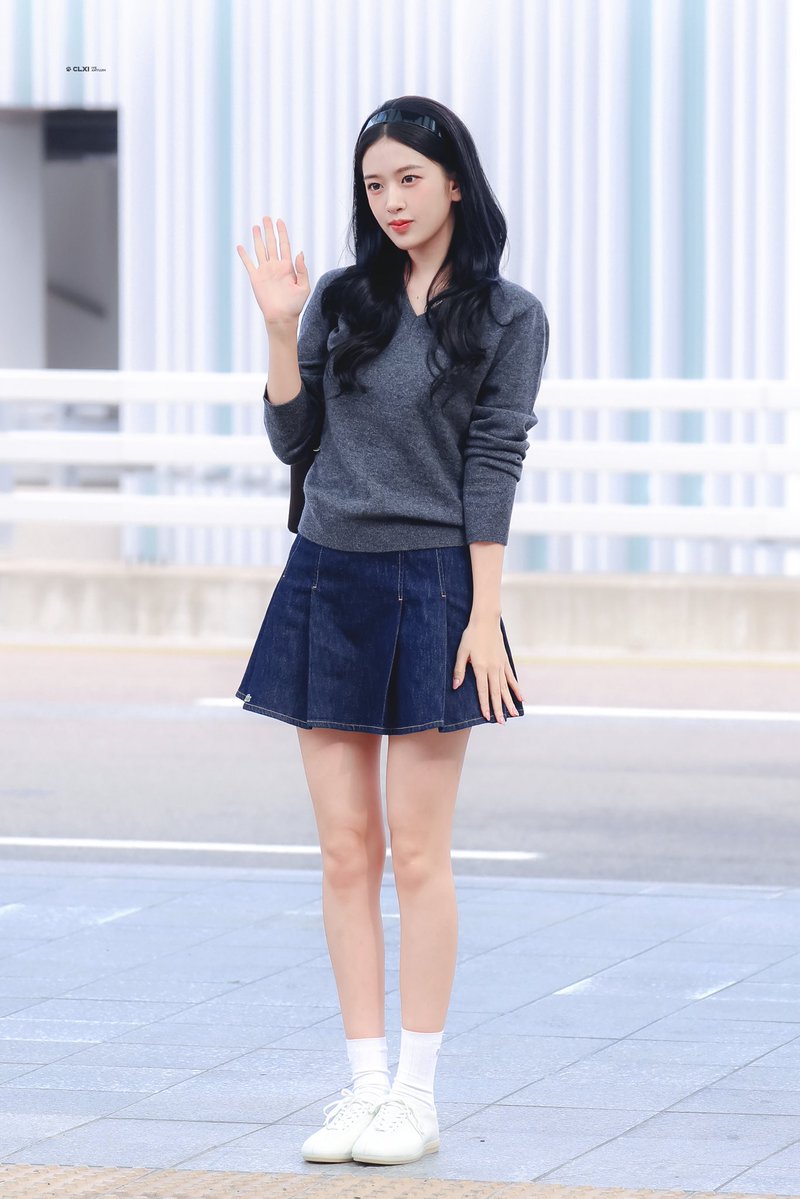 idol0utfits's tweet photo. 261003 YUJIN in ICN Airport  ✈️

top : https://t.co/pFf7qmKXKX

skirt : https://t.co/ccsbdAsqRM

bag : https://t.co/Yy5vXxKf4R

shoes : https://t.co/t4XcxIKCSS 

#안유진 #ANYUJIN #아이브 #IVE #IdolOutfitsInspired https://t.co/01BMoq55wZ
