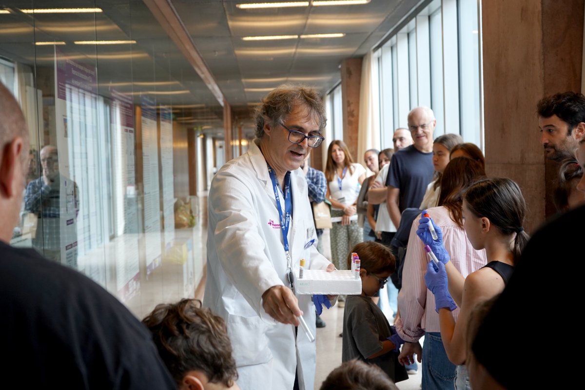 VHIR_'s tweet photo. El dissabte, més de 150 familiars de professionals van visitar les instal·lacions del #VHIR en el primer Family Open Day.
🔬 S’han organitzat visites guiades i tallers per als infants.
#FEDERCat #FECYT #DivulgaCiènciaVH
Descobreix tot el que vam fer 👇
https://t.co/4eQifxWIu7 https://t.co/zijYmhT53s