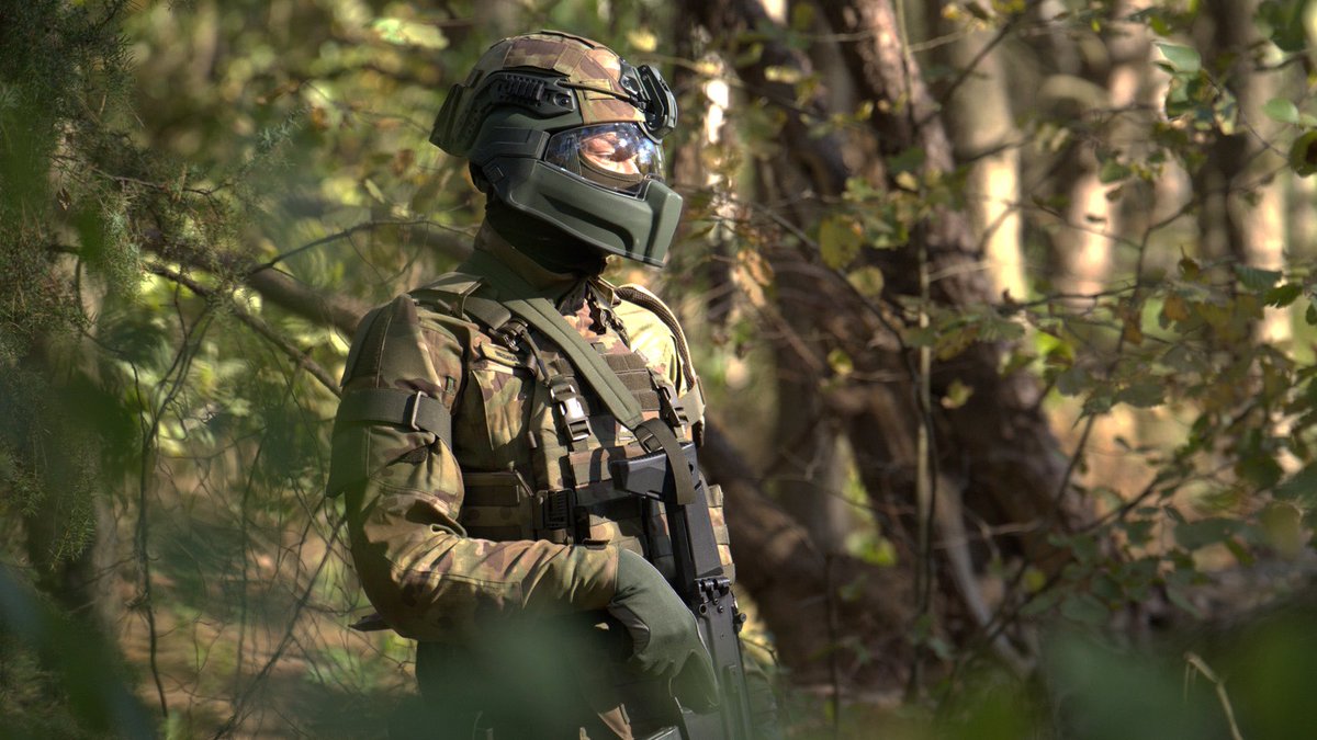 CTomczyk's tweet photo. Po 33 latach Wojsko Polskie dostaje zupełnie nowe umundurowanie. 🇵🇱

Nie zmieniamy tylko wzoru. Zmieniamy konstrukcję, materiały, ergonomię i kamuflaż. To będzie nowy standard dla żołnierzy praktycznie wszystkich rodzajów Sił Zbrojnych.

Co się zmienia?

✅ 30% większa wytrzymałość na rozdzieranie
✅ 7x większa odporność na ścieranie
✅ 2x lepsza przepuszczalność powietrza
✅ po raz pierwszy kroje zaprojektowane specjalnie dla kobiet
✅ nowy polski kamuflaż RYŚ – 5 barw dobranych do polskiego krajobrazu
✅ blisko 1/3 niższa wykrywalność w dzień niż w PANTERZE
✅ prawie 2x niższa wykrywalność w nocy niż w popularnym MULTICAM-ie
✅ projekt, testy i produkcja w Polsce

Nowy mundur powstał z żołnierzami i dla żołnierzy. To oni go testowali, zgłaszali uwagi i wskazywali rozwiązania, których potrzebują w służbie. 

Pierwsze mundury trafią do żołnierzy jeszcze w tym roku! 

Cel: do końca 2028 r. każdy żołnierz zawodowy z nowym mundurem taktycznym w kamuflażu RYŚ.