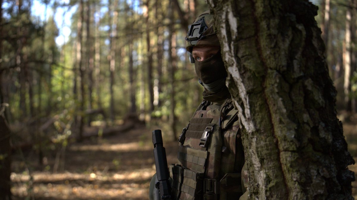 CTomczyk's tweet photo. Po 33 latach Wojsko Polskie dostaje zupełnie nowe umundurowanie. 🇵🇱

Nie zmieniamy tylko wzoru. Zmieniamy konstrukcję, materiały, ergonomię i kamuflaż. To będzie nowy standard dla żołnierzy praktycznie wszystkich rodzajów Sił Zbrojnych.

Co się zmienia?

✅ 30% większa wytrzymałość na rozdzieranie
✅ 7x większa odporność na ścieranie
✅ 2x lepsza przepuszczalność powietrza
✅ po raz pierwszy kroje zaprojektowane specjalnie dla kobiet
✅ nowy polski kamuflaż RYŚ – 5 barw dobranych do polskiego krajobrazu
✅ blisko 1/3 niższa wykrywalność w dzień niż w PANTERZE
✅ prawie 2x niższa wykrywalność w nocy niż w popularnym MULTICAM-ie
✅ projekt, testy i produkcja w Polsce

Nowy mundur powstał z żołnierzami i dla żołnierzy. To oni go testowali, zgłaszali uwagi i wskazywali rozwiązania, których potrzebują w służbie. 

Pierwsze mundury trafią do żołnierzy jeszcze w tym roku! 

Cel: do końca 2028 r. każdy żołnierz zawodowy z nowym mundurem taktycznym w kamuflażu RYŚ.