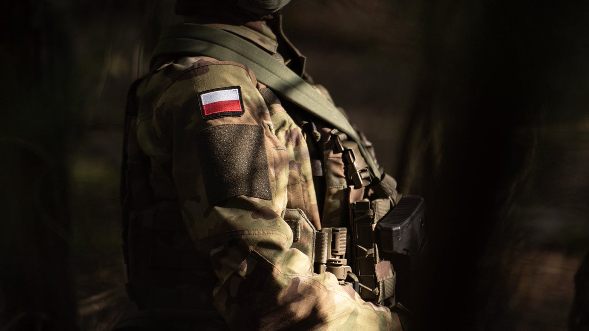 CTomczyk's tweet photo. Po 33 latach Wojsko Polskie dostaje zupełnie nowe umundurowanie. 🇵🇱

Nie zmieniamy tylko wzoru. Zmieniamy konstrukcję, materiały, ergonomię i kamuflaż. To będzie nowy standard dla żołnierzy praktycznie wszystkich rodzajów Sił Zbrojnych.

Co się zmienia?

✅ 30% większa wytrzymałość na rozdzieranie
✅ 7x większa odporność na ścieranie
✅ 2x lepsza przepuszczalność powietrza
✅ po raz pierwszy kroje zaprojektowane specjalnie dla kobiet
✅ nowy polski kamuflaż RYŚ – 5 barw dobranych do polskiego krajobrazu
✅ blisko 1/3 niższa wykrywalność w dzień niż w PANTERZE
✅ prawie 2x niższa wykrywalność w nocy niż w popularnym MULTICAM-ie
✅ projekt, testy i produkcja w Polsce

Nowy mundur powstał z żołnierzami i dla żołnierzy. To oni go testowali, zgłaszali uwagi i wskazywali rozwiązania, których potrzebują w służbie. 

Pierwsze mundury trafią do żołnierzy jeszcze w tym roku! 

Cel: do końca 2028 r. każdy żołnierz zawodowy z nowym mundurem taktycznym w kamuflażu RYŚ.