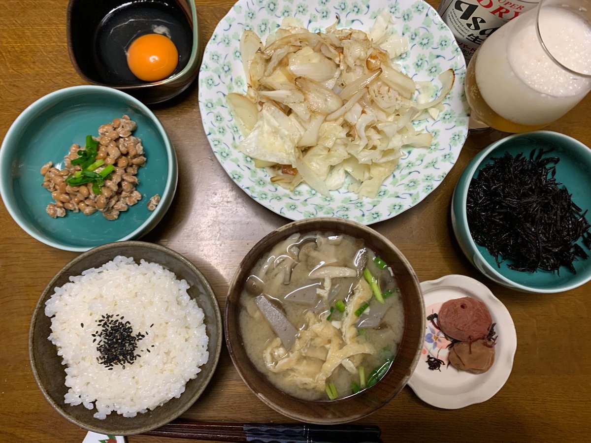 Atg2016atg's tweet photo. 夕食
・炊きたて白米＋黒ごま塩
・具沢山の酒粕入り味噌汁（ゴボウぶなしめじ、蒟蒻、薄揚げ、ネギ
・キャベツと玉ねぎ🧅ごま油炒め
・北海道産大豆のco-op小粒納豆
・ひじき煮
・平飼い有精卵
・自家製梅干し
食欲◎朝昼断食で味覚も◎
肉魚無しでも高い満足度
お酒はビール350ml×1,純米酒お猪口×4
↓ https://t.co/OIh5Hq18th