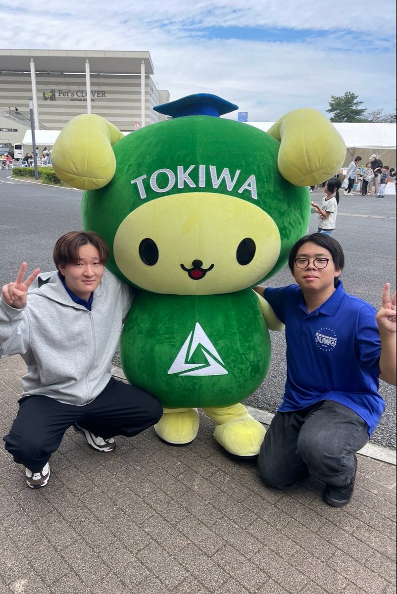 tuwo001's tweet photo. こんにちは！
先日、ファッションクルーズ ニューポートひたちなかにて行われた秋祭りにて演奏させていただきました！🎷🎶
普段私たちのことを知らない多くの方々にも足を止めて聴いていただき、音楽を通じて素敵な時間を共有できて本当に良かったです！
また演奏会でお会いしましょう！ https://t.co/qHhpyfWyvU