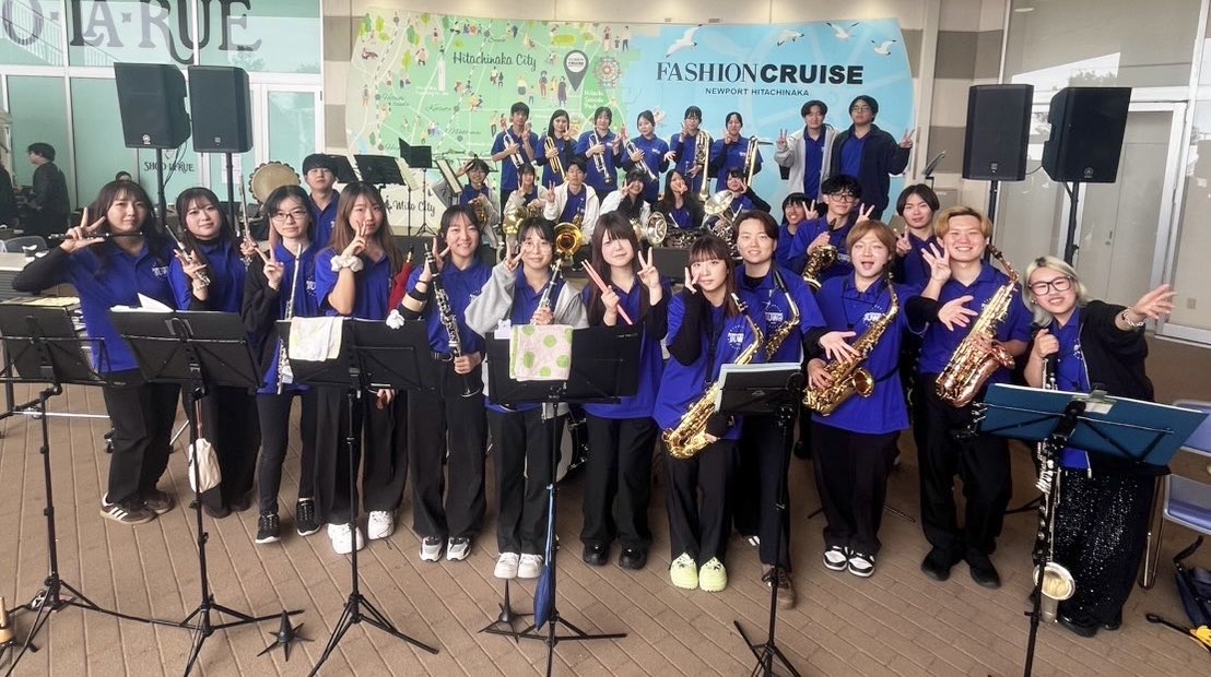 tuwo001's tweet photo. こんにちは！
先日、ファッションクルーズ ニューポートひたちなかにて行われた秋祭りにて演奏させていただきました！🎷🎶
普段私たちのことを知らない多くの方々にも足を止めて聴いていただき、音楽を通じて素敵な時間を共有できて本当に良かったです！
また演奏会でお会いしましょう！ https://t.co/qHhpyfWyvU