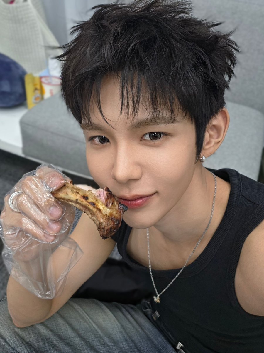 sungtarofeed's tweet photo. sungtaro send their selfie on bbl today 🫧 https://t.co/Mb7DEZpY9x