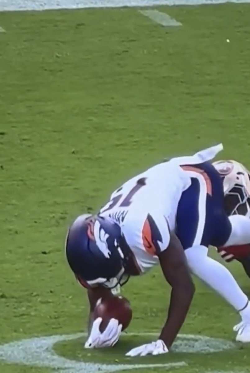 TruthSpeaker083's tweet photo. @MLDegenerate87 @TedBuddy8 I didn’t see it touch until after this when the ball isn’t in his control https://t.co/sWo6MRbPHO