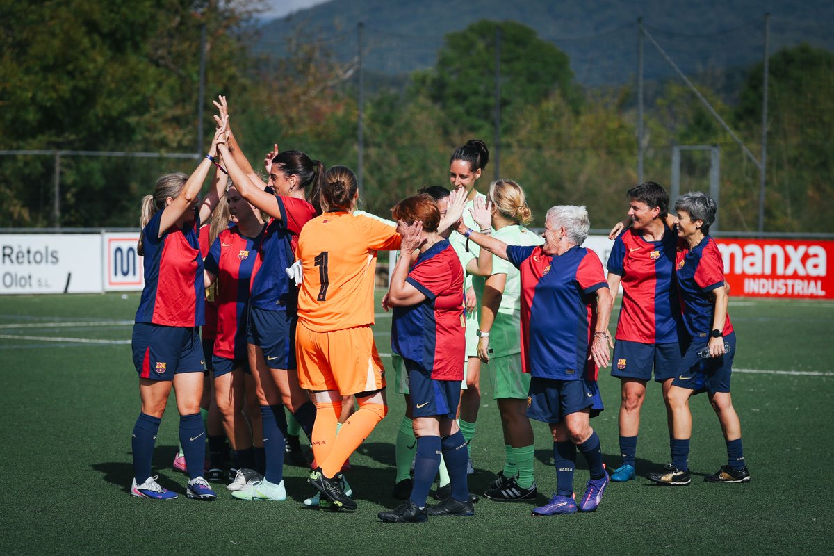 FCBjugadors's tweet photo. ⚽️ Els partits de la Trobada Barça Jugadors 2026!

Una jornada per compartir moments i, sobretot, tornar a gaudir del futbol amb companys i amics. 💙❤️

📸 Recuperem alguns dels millors moments de la jornada!

#SeguimEnJoc #MésQuePassat #TrobadaBarçaJugadors #MésQueUnClub https://t.co/5ZDVaJP6Uh